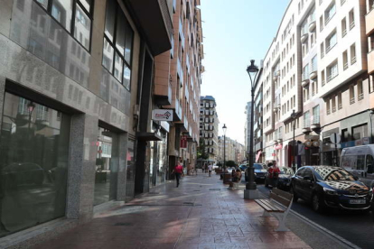 La parada de taxis del centro regresará a la calle Camino de Santiago, en su tramo más cercano a la plaza Lazúrtegui. ANA F. BARREDO.
