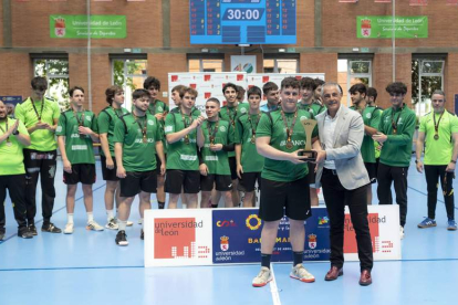 Isidoro Martínez entregó el trofeo a los campeones. DL