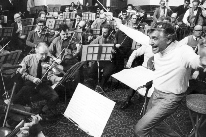 Leonard Bernstein dirige a la London Symphony Orchestra en la  capital británica.