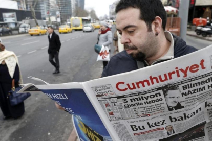Un hombre lee un ejemplar del 'Cumhuriyet', el único diario turco que publicó un suplemento sobre 'Charlie Hebdo', en Estambul, el 14 de enero del 2015.