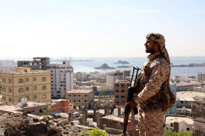 Un miliciano separatista del sur de Yemen controla un barrio en Aden. NAJEEB ALMAHBOOBI