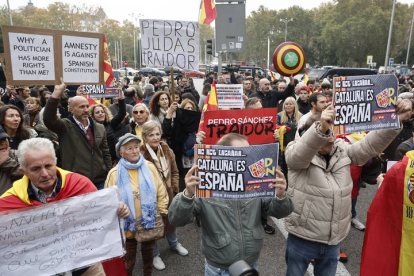 Concentración en contra del presidente del gobierno en funciones y líder del PSOE, Pedro Sánchez y contra la amnistía a los líderes del 