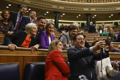 El ministro de Exteriores en funciones, José Manuel Albares (d), se toma una foto con la vicepresidenta tercera en funciones Teresa Ribera (c), y varios diputados socialistas, entre ellos Javier Alfonso Cendón. HIDALGO