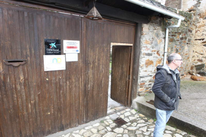 El presidente de Proyecto Hombre, frente al centro de Santibáñez, que dejará de ser vivienda.