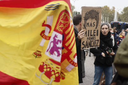 Concentración en contra del presidente del gobierno en funciones y líder del PSOE, Pedro Sánchez y contra la amnistía a los líderes del 