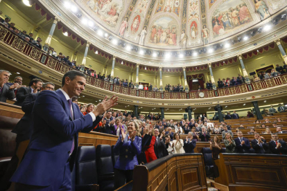 El presidente del Gobierno en funciones, Pedro Sánchez, aplaude al término de la segunda jornada del debate de investidura. JAVIER LIZÓN