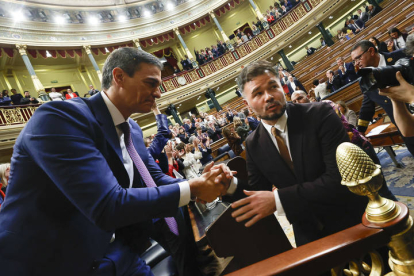 El diputado de Esquerra Republicana de Catalunya (ERC) Gabriel Rufián (d), felicita al presidente del Gobierno en funciones, Pedro Sánchez. EFE