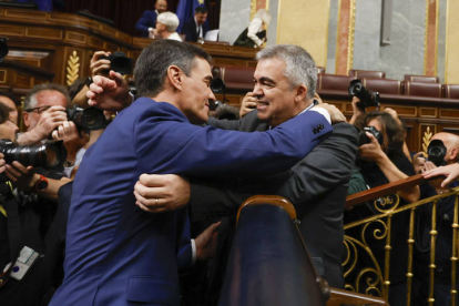 El secretario general del PSOE, Pedro Sánchez (i), reelegido presidente del Gobierno por mayoría absoluta este jueves en el Congreso recibe la felicitación del diputado Santos Cerdán León. HIDALGO