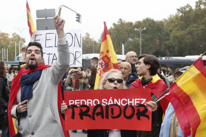 Concentración en contra del presidente del gobierno en funciones y líder del PSOE, Pedro Sánchez y contra la amnistía a los líderes del 