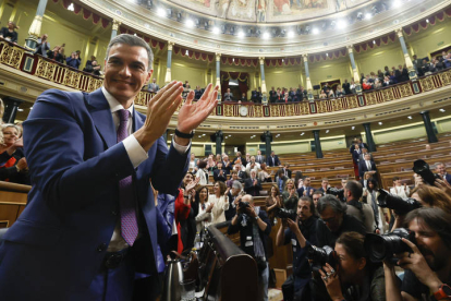 El presidente del Gobierno en funciones, Pedro Sánchez, aplaude al término de la segunda jornada del debate de investidura. JAVIER LIZÓN