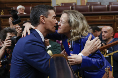 Pedro Sánchez, reelegido presidente del Gobierno por mayoría absoluta este jueves en el Congreso recibe la felicitación de Nadia Calviño. JUAN CARLOS HIDALGO