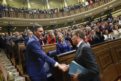 El líder del PP, Alberto Núñez Feijóo (d), felicita al presidente del Gobierno en funciones, Pedro Sánchez. HIDALGO