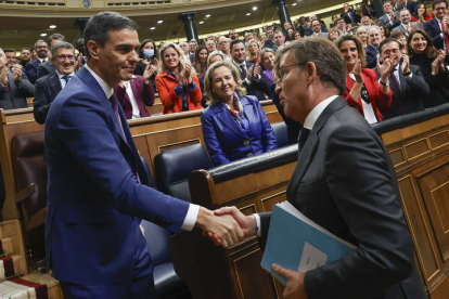 El líder del PP, Alberto Núñez Feijóo (d), felicita al presidente del Gobierno en funciones, Pedro Sánchez. HIDALGO