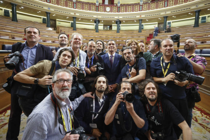 edro Sánchez, reelegido presidente del Gobierno por mayoría absoluta este jueves en el Congreso, posa con los fotógrafos que han cubierto la sesión de investidura, este jueves en el hemiciclo. JAVIER LIZÓN