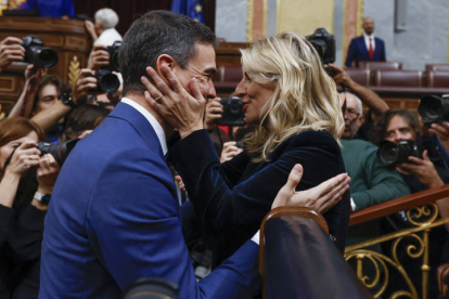 La líder de Sumar Yolanda Díaz (d) felicita al presidente del Gobierno en funciones, Pedro Sánchez (i). JAVIER LIZÓN