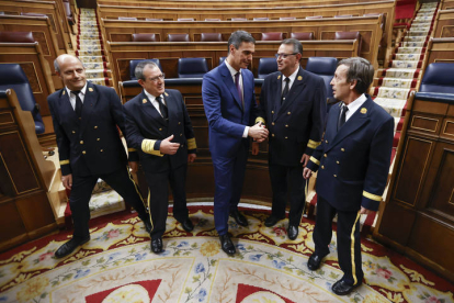 Pedro Sánchez, reelegido presidente del Gobierno por mayoría absoluta este jueves en el Congreso felicitado por los trabajadores de la Cámara Baja en el hemiciclo. HIDALGO