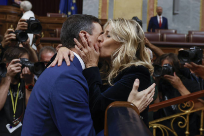 La líder de Sumar Yolanda Díaz (d) felicita al presidente del Gobierno en funciones, Pedro Sánchez (i). JAVIER LIZÓN