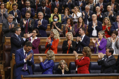 El presidente del Gobierno en funciones, Pedro Sánchez, aplaude al término de la segunda jornada del debate de investidura. JAVIER LIZÓN