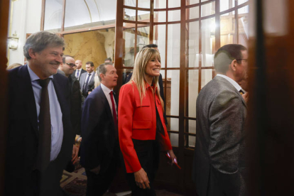 Begoña Gómez, esposa del secretario general del PSOE, Pedro Sánchez, que ha sido reelegido presidente del Gobierno por mayoría absoluta este jueves en el Congreso. sale del hemiciclo. EFE