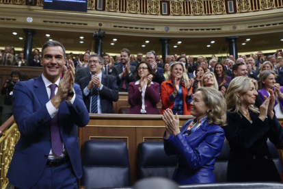 El presidente del Gobierno en funciones, Pedro Sánchez, aplaude al término de la segunda jornada del debate de investidura. JAVIER LIZÓN