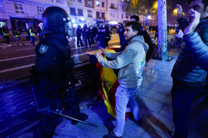 Concentración contra la Amnistía, este miércoles en la madrileña calle Ferraz, junto a la sede central del PSOE. RODRIGO JIMÉNEZ