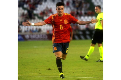 Manu García celebra el gol anotado en su estreno con la selección española sub-21. RAFA ALCALDE