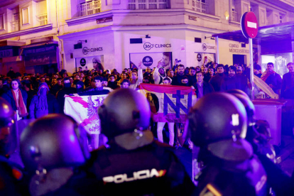 Concentración contra la Amnistía, este miércoles en la madrileña calle Ferraz, junto a la sede central del PSOE. RODRIGO JIMÉNEZ