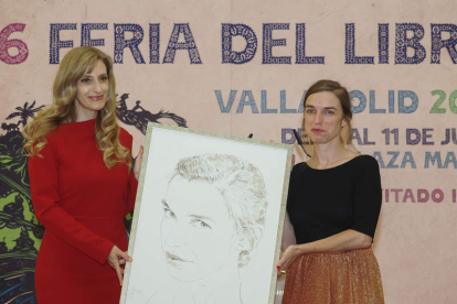 Mar Sancho entregó el premio a Violeta Gil. R. GARCÍA