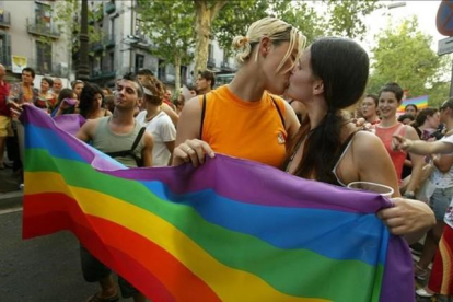 Manifestantes celebran el Día del Orgullo Gay de 2005, en Barcelona.