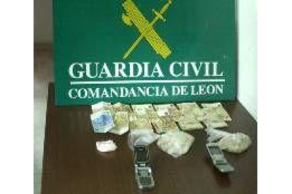 Imagen de los objetos decomisados por la Guardia Civil en la operación