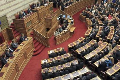 Diputados en el Parlamento de Grecia, durante la votación fracasada para elegir presidente.