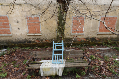 Una silla azul da cuenta de que un día hubo vida en el poblado minero de Vendillones. L. DE LA MATA