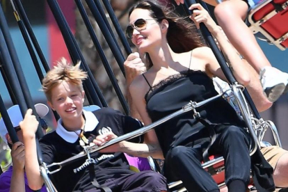 Jolie se divierte en Disneyland con su hija Shiloh.