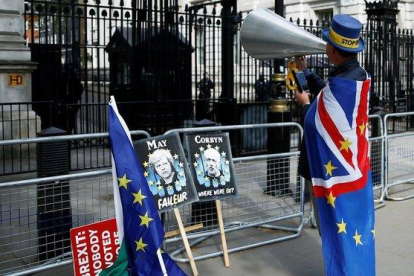 Un británico anti-brexit hoy frente a Downing Street.