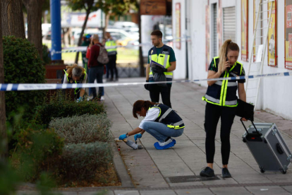 La Policía toma muestras en el lugar de uno de los asesinatos de Madrid. RODRIGO JIMENEZ
