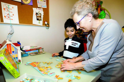 Madhav juega junto a su abuela con puzzles, uno de los entretenimientos con el que más disfruta