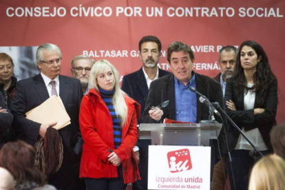 El candidato de IU a la Comunidad de Madrid, Luis García Montero, presentando su 'Consejo cívico', que vigilará el cumplimiento de las propuestas electorales de la coalición el pasado 27 de marzo en Madrid.