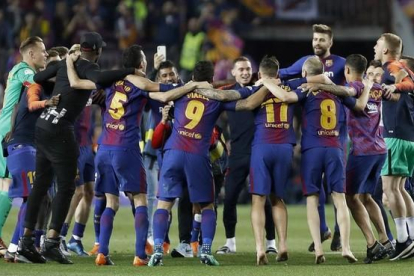 Los jugadores del Barça celebran el título de Liga tras el pitido final en el clásico. / EFE