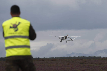 Un militar pilota un UAV en unos ejercicios realizados en la Base Conde de Gazola del Ejército de Tierra. JESÚS F. SALVADORES/ARCHIVO
