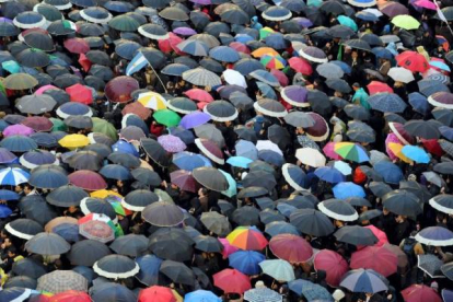 La lluvia a acompañado a los fieles durante el último día del Cónclave