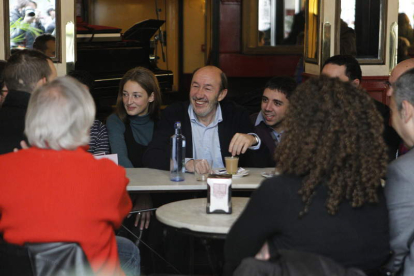 Rubalcaba, en la reunión con un grupo de jóvenes en una cafetería de Madrid.