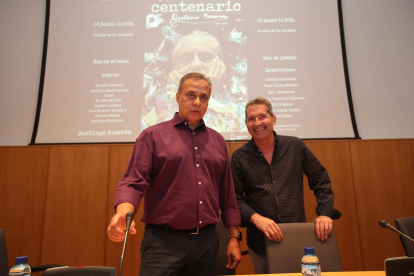 Joaquín Otero y Miguel Ángel Varela, este miércoles en el Museo de la Radio. L. DE LA MATA