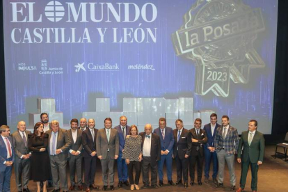 Los premiados, con las autoridades en el acto de El Mundo de Castilla y León. PHOTOGENIC