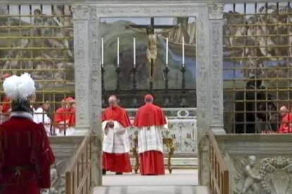 Cardenales entran dentro de la Capilla Sixtina, momentos antes de comenzar el cónclave