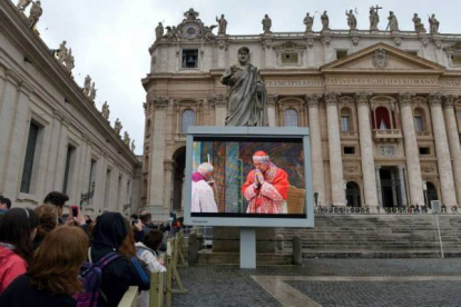 El Vaticano ha instalado una pantalla para seguir la última hora de la elección