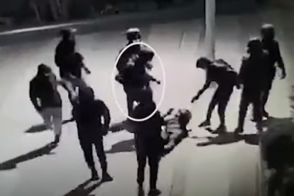 Captura del vídeo en el que una cámara grabó la agresión al joven Yuriy. DL