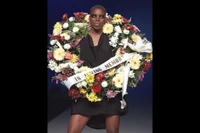 La modelo, con lentillas blancas, luce un vestido corto negro  y corona de flores, diseño del malagueño David Delfín, con lo que se logra un efecto funerario
