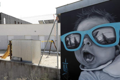 Uno de los graffitis que decoran la guardería del polígono industrial de León. MARCIANO PÉREZ