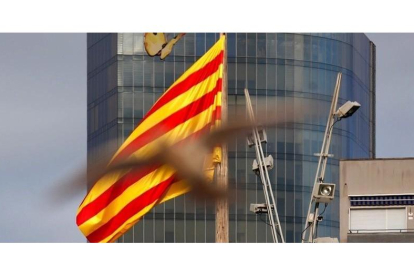 La senyera, la bandera constitucional catalana,  ondea hoy en Barcelona, ante la sede de Gas Natural Fenosa en Barcelona, cuyo consejo de administración ha acordado hoy trasladarse a Madrid