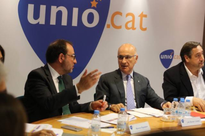 Espadaler (izquierda) habla con Duran durante la rueda de prensa de este lunes para analizar las elecciones catalanas.
